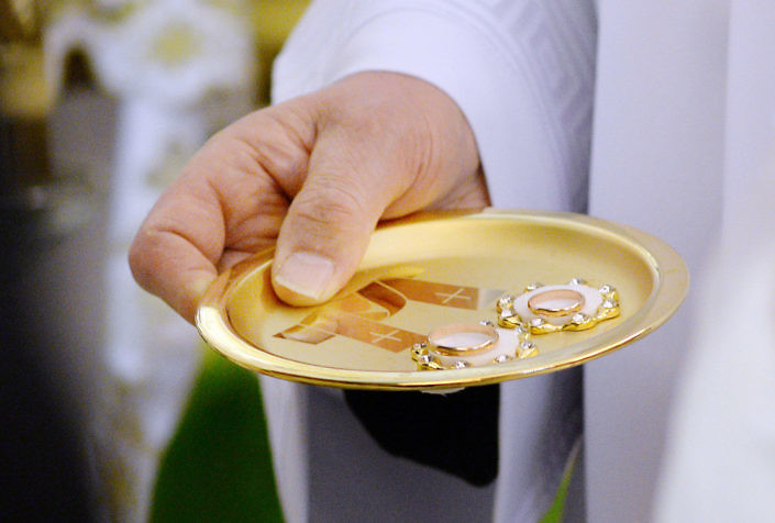 Obrączki symbolizują wieczność ze względu na swoją kolistą formę, która nie ma początku ani końca.