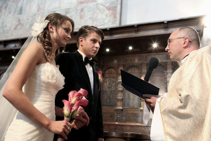 Ślub - fotografia w kościele podczas udzielania sakramentu małżeństwa