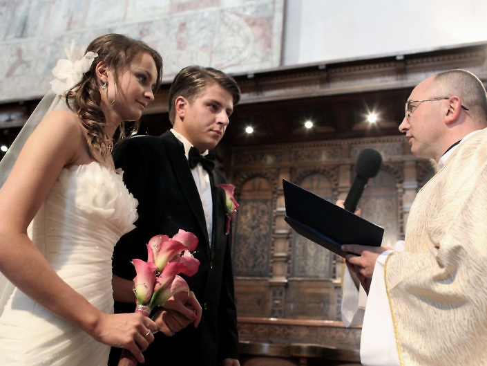 Ślub - fotografia w kościele podczas udzielania sakramentu małżeństwa