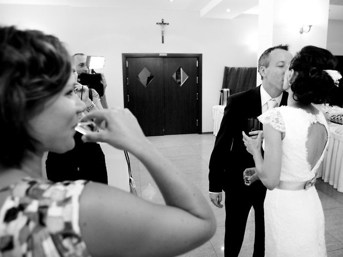 Weselny toast i tradycyjny pocałunek - Piotr Guzik Fotografia